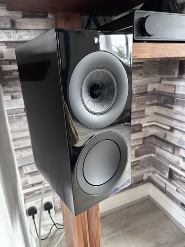 Kef bookshelf speakers - r3,